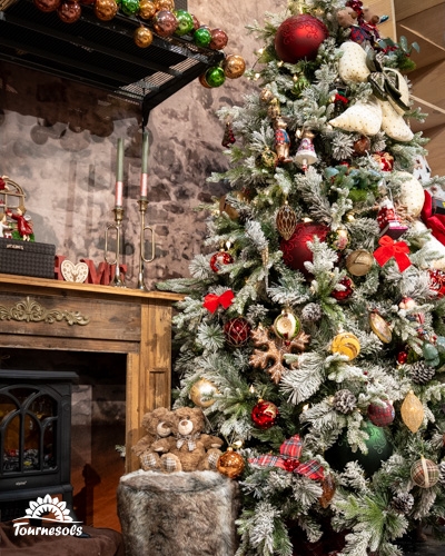 Sapin de Noël décoré dans un style country et rustique.